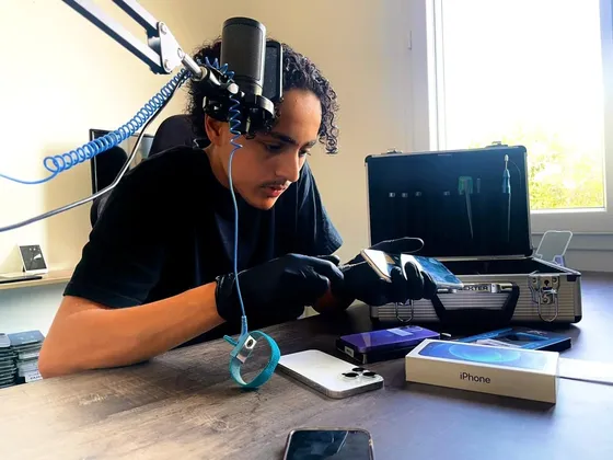 Réparation d’un iPhone à l’atelier Delta Phone, à Gignac