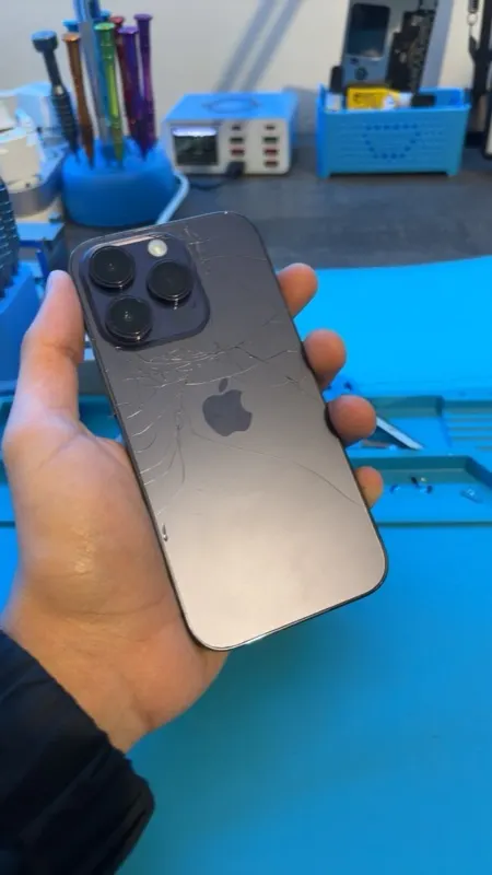 Réparation vitre arrière iPhone 14 Pro — atelier Delta Phone Gignac