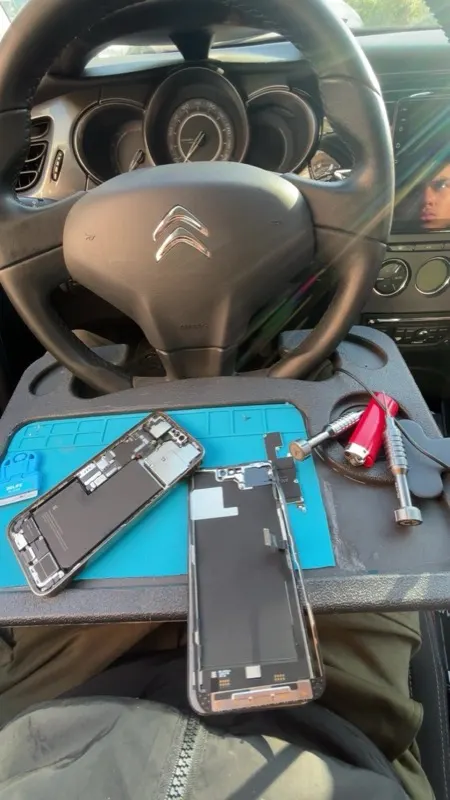 Démontage iPhone pour réparation écran — atelier Delta Phone Gignac